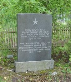 п. Меллупы, край Кекавас. Памятник на воинском кладбище, где похоронено 38 советских воинов, в т.ч. 2 неизвестных. 