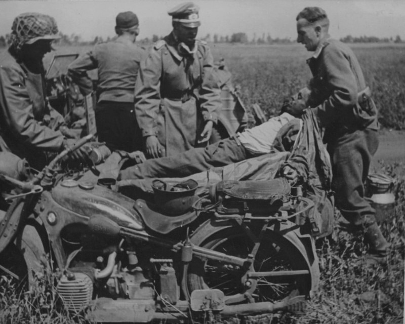 Погрузка раненного на мотоцикл BMW R11. Россия. 1943 г.