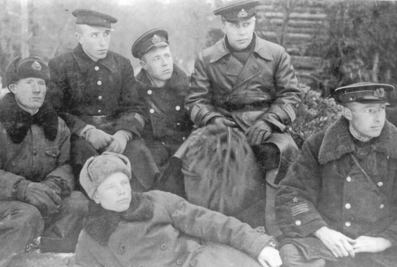 Полковник Преображенский (крайний справа во втором ряду) со своим экипажем своего на аэродроме. 1941 г.
