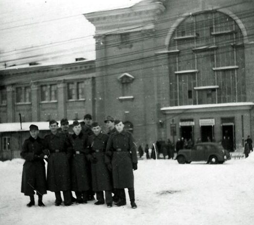Железнодорожный вокзал. Зима, 1942 г.