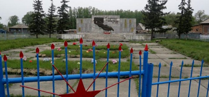 с. Ельцовка Шипуновского р-на. Мемориал павшим односельчанам, создан в 1981 году к 40-летию начала войны.