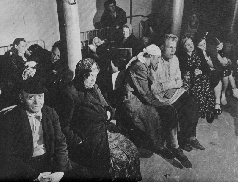 Жители Москвы в бомбоубежище в подвале дома в Краснопресненском районе. Осень, 1941 г.