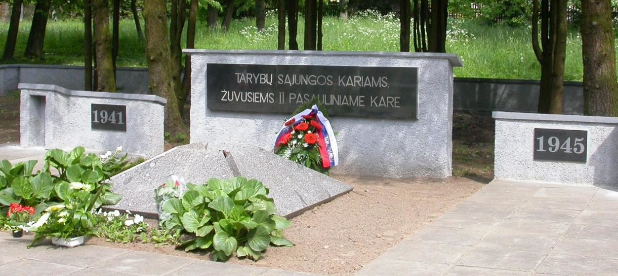 г. Смалининкай Юрбаркского р-на. Братская могила по улице Нямуно на кладбище, в которой похоронено 32 воина 262-й стрелковой дивизии, погибших в октябре 1944 года. Среди них 13 неизвестных. 