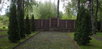 х. Тулес, волость Цодес, край Баускас. Мемориальная стена на братской могиле, в которой похоронено 275 советских воинов, погибших в годы войны. 
