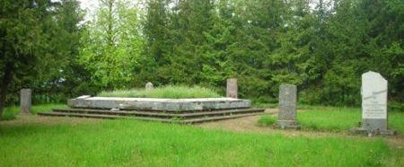 х. Граверы, волость Букайшу, край Терветес. Воинское кладбище, где похоронены 537 советских воинов, погибших в годы войны. На кладбище установлен памятник и 17 памятных плит из белого камня, а также 5 обелисков. 