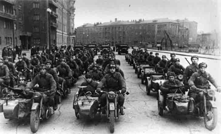 Мотоциклы М-72 на параде в Москве. 1941 г.