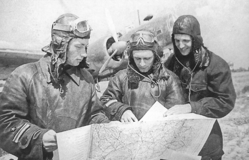 Экипаж бомбардировщика ДБ-3. В центре – старший лейтенант А. М. Шевляков.