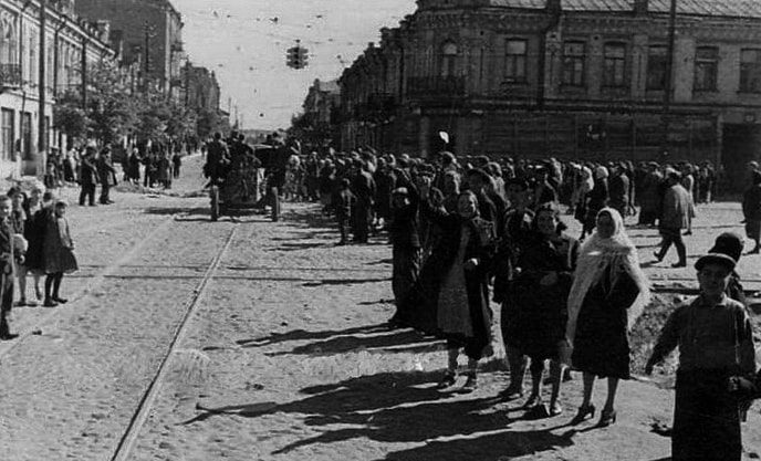 Киевляне встречают немцев. Сентябрь, 1941 г.