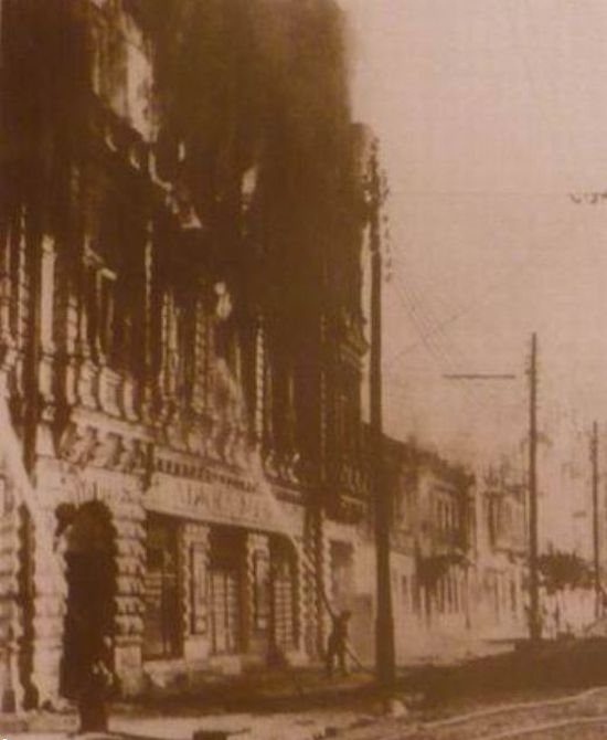 Горит здание бывшей гостиницы «Националь». 24-28 сентября 1941 г.