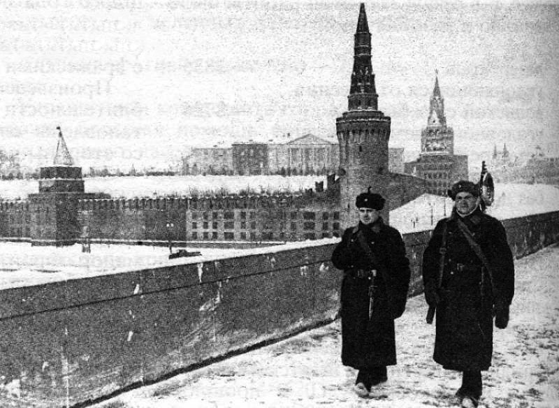 Вид на Кремль с Большого Москворецкого моста. Стену и башни замаскировали под жилые дома.