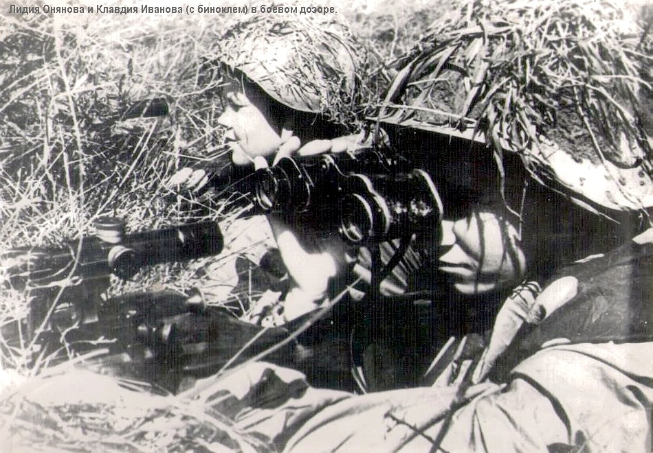 Снайперы Лидия Онянова и Клавдия Иванова (справа) в боевом дозоре.