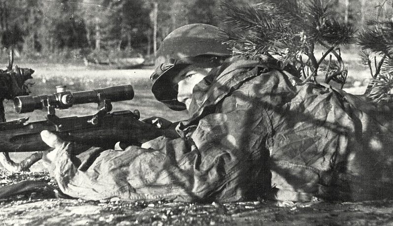 Снайпер Г.Исаков на огневой позиции.