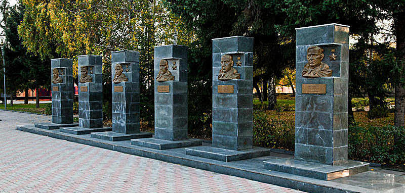 Памятные стелы с барельефами Героев Советского Союза.