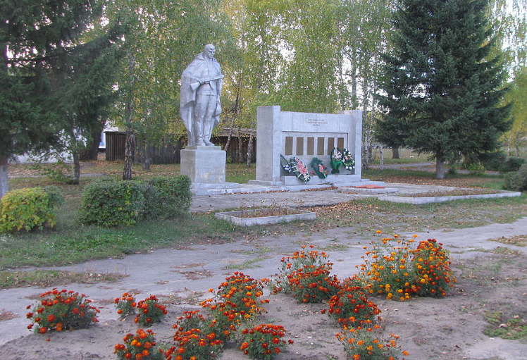 с. Травное Мамонтовского р-на. Монумент погибшим в Великой Отечественной войне.