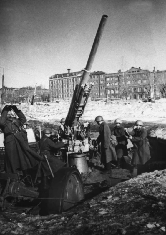Расчет 76,2-мм зенитной пушки 3-К у Краснопресненской заставы. Зима, 1941 г.