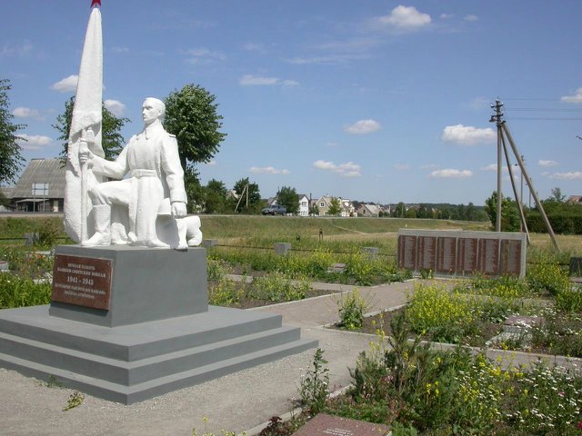п. Рудамина Вильнюсского р-на. Памятник на воинском кладбище, открытый в 1947 году. В 28 братских могилах захоронено 232 бойца советской армии, погибших в июле 1944 года. 