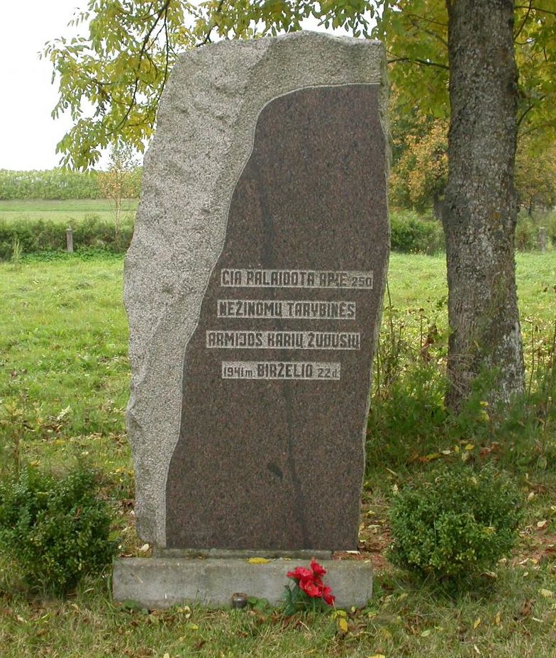 п. Жвиргждайчяй Шакяйского р-на. Памятный камень по улице Тайкоспос на месте захоронения 100 советских воинов строительного батальона, погибших 22 июня 1941 года. 