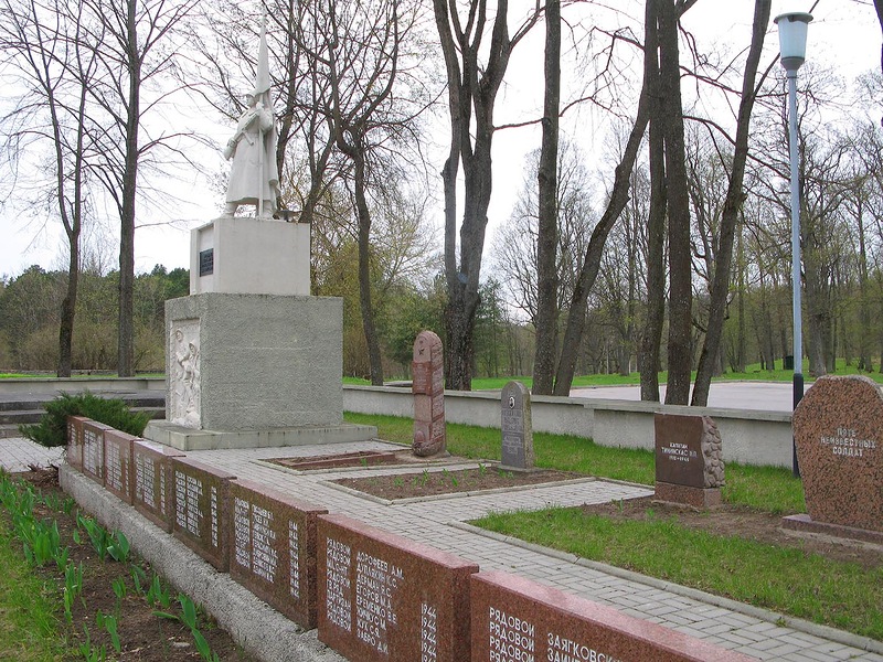 Общий вид мемориала на воинском кладбище.
