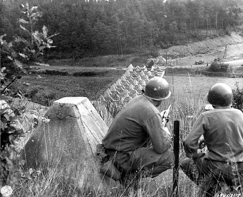 Американские солдаты на линии Зигфрида. 1944 г.
