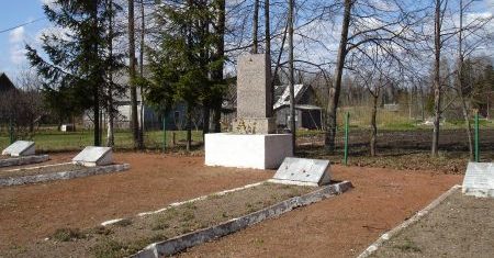 п. Куправа, край Вилякас. Памятник на воинском кладбище, где похоронено 58 советских воинов, погибших в годы войны.