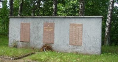 Мемориальная стена на воинском кладбище.
