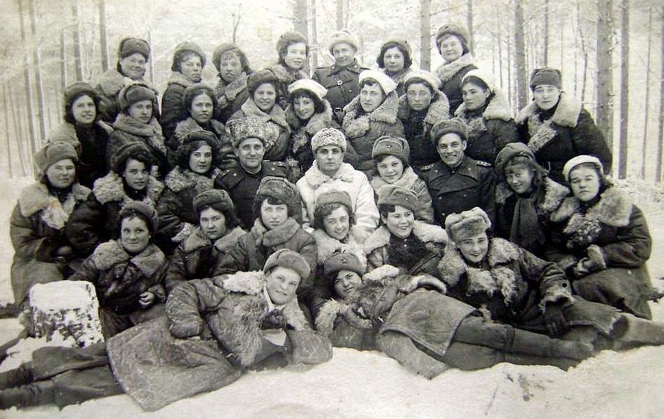 Снайперская рота. Онянова Лидия в верхнем ряду слева. 1944 г.