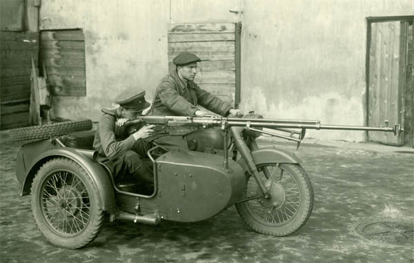 Мотоцикл М-72 с противотанковым ружьем. 1941 г.