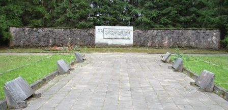 Мемориальная стена на кладбище.