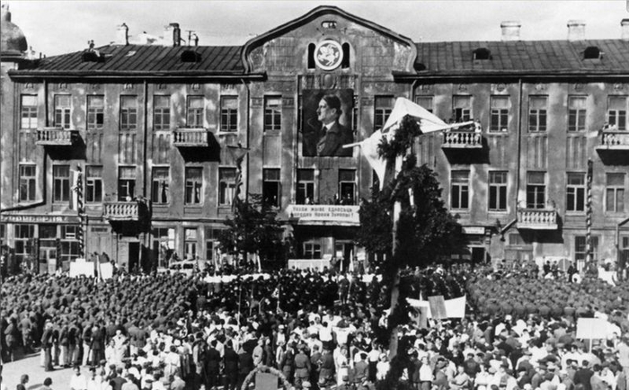 Первомайский митинг. Гостиный двор. Май, 1942 г. 