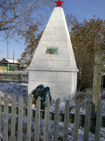 с. Шарчино Тюменцевского р-на. Памятник землякам, погибшим в годы войны.