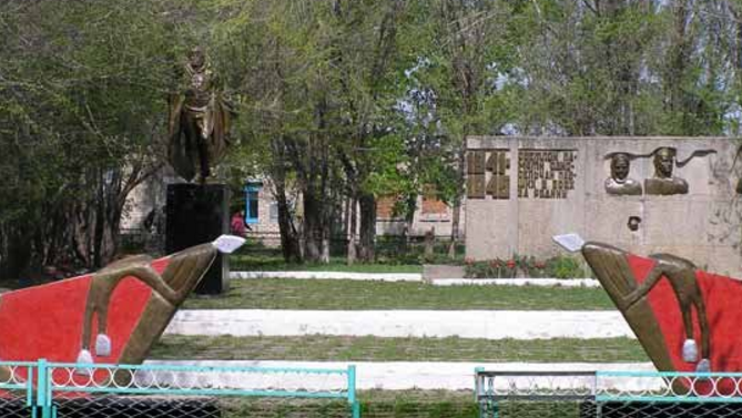 с. Комариха Шипуновского р-на. Памятник воинам-землякам, погибшим в годы войны.