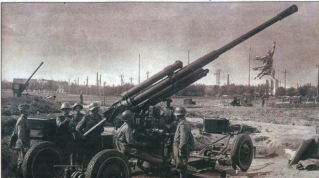 Зенитная батарея на ВСХВ. Лето, 1943 г.