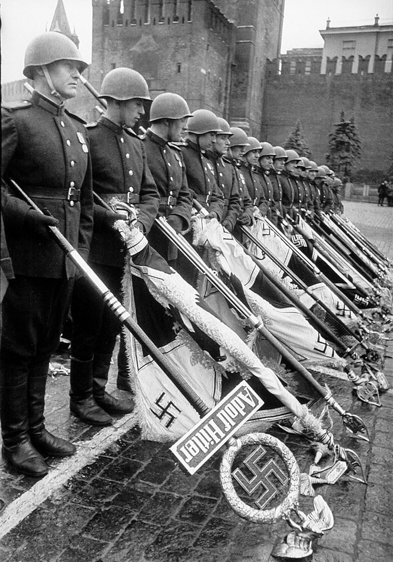 Поверженные штандарты гитлеровских войск на параде Победы. 24 июня 1945 г.