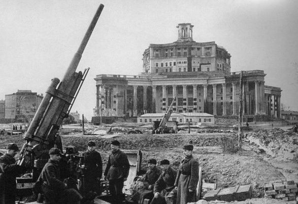 Центральный театр Советской Армии после маскировки.