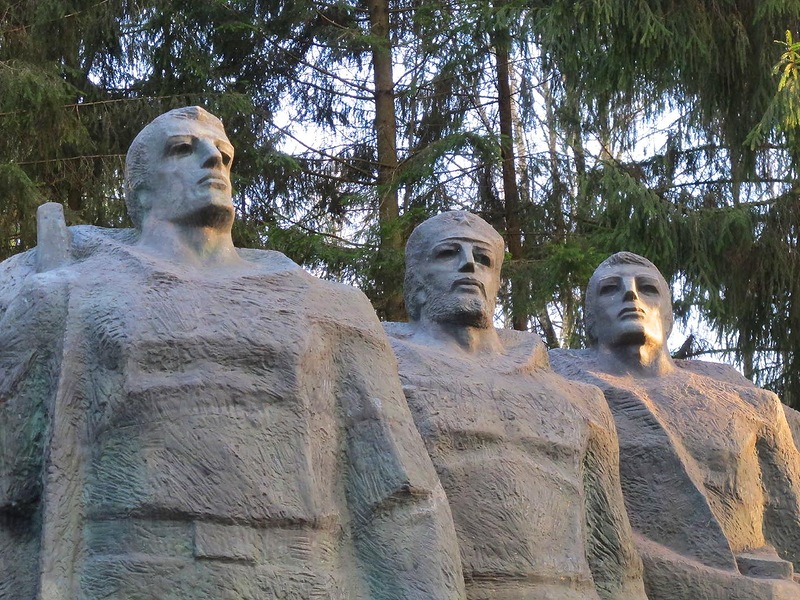 Вильнюсский памятник советским партизанам-подпольщикам в Груто парке.