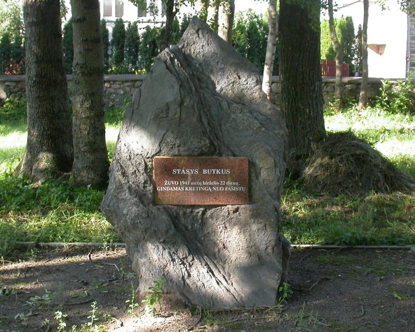 г. Кретинга. Памятник на православном кладбище, установленный на братской могиле пограничников, погибших 22 июня 1941 года. 