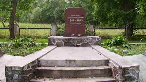г. Ужвентис Кельмеского р-на. Памятник на братской могиле на кладбище по улице Вентос, в которой захоронено 243 воина, погибшие в 1944 году. Среди них - 39 неизвестных.