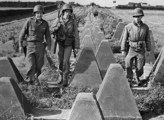 Американские солдаты на линии Зигфрида. 1944 г.