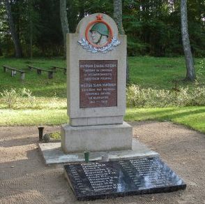 п. Зелтыни, край Алукснес. Памятник на братской могиле, где похоронено 27 воинов, погибших в годы войны. 