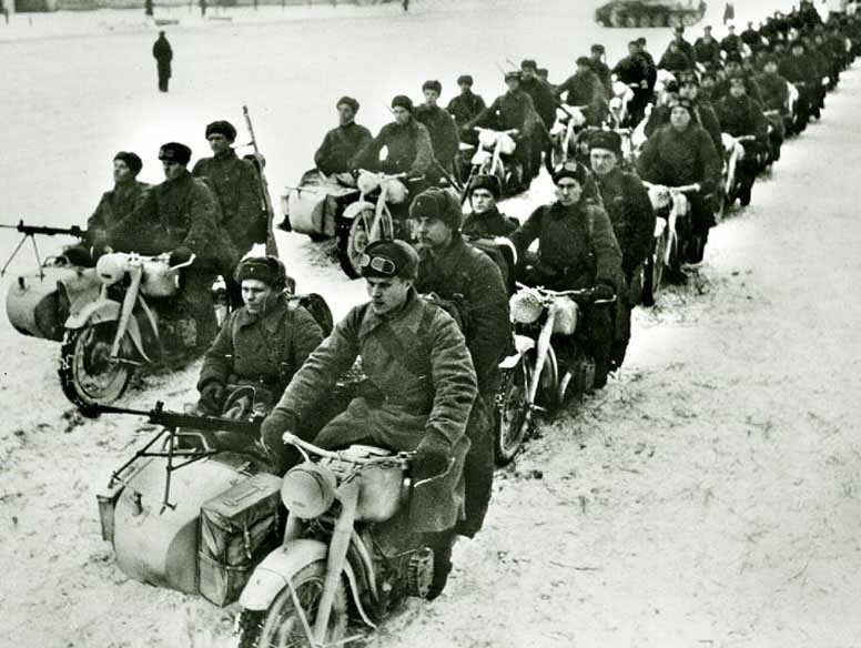 Мотоциклы М-72 едут на фронт. 1941 г.