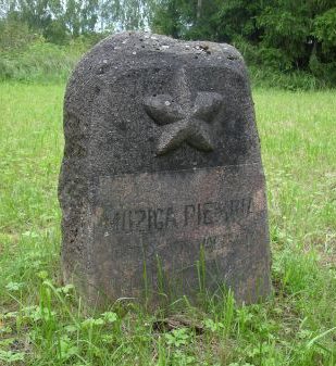 Один из памятников на кладбище.
