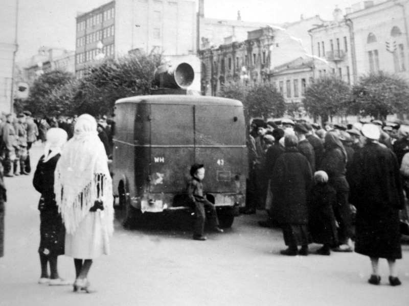 Жители Киева слушают сообщения о эвакуации населения через громкоговоритель, установленный на крыше автомобиля 637-й роты пропаганды вермахта, стоя на Крещатике. Сентябрь, 1941 г.