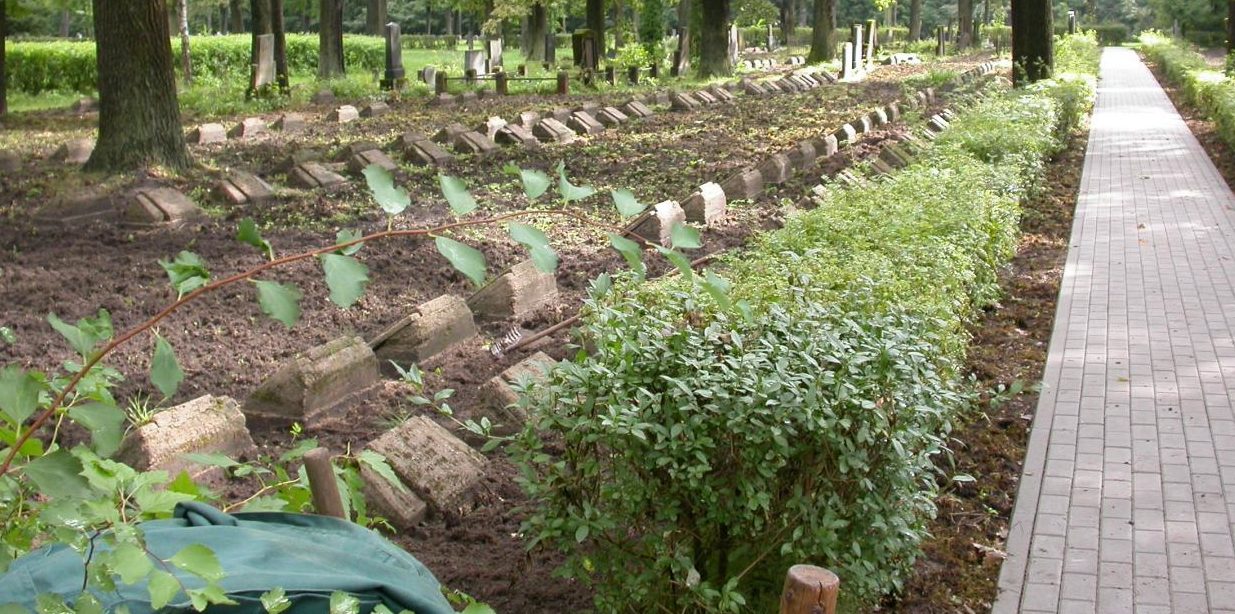 г. Каунас. Братские могилы воинов, в которых похоронено 435 воинов.