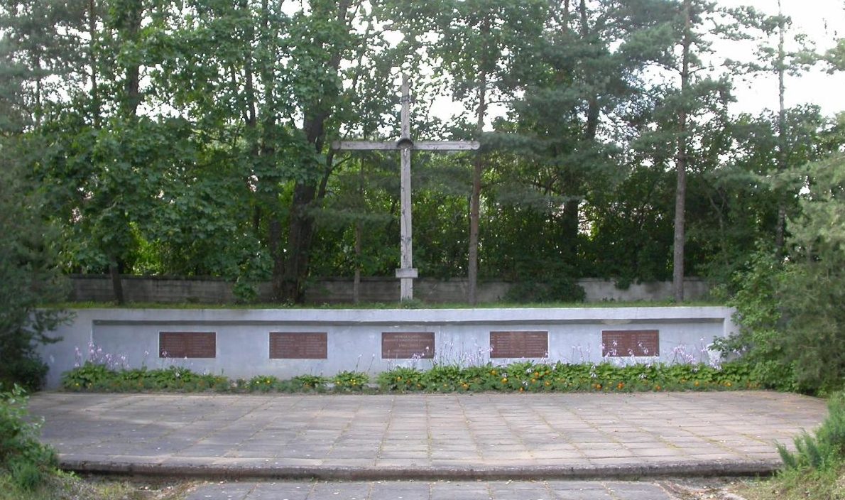 п. Картена Кретингского р-на. Братская могила, в которой похоронено 48 воинов, погибших под Клайпедой, и 8 солдат 16 Литовской стрелковой дивизии, погибших в Курляндии.