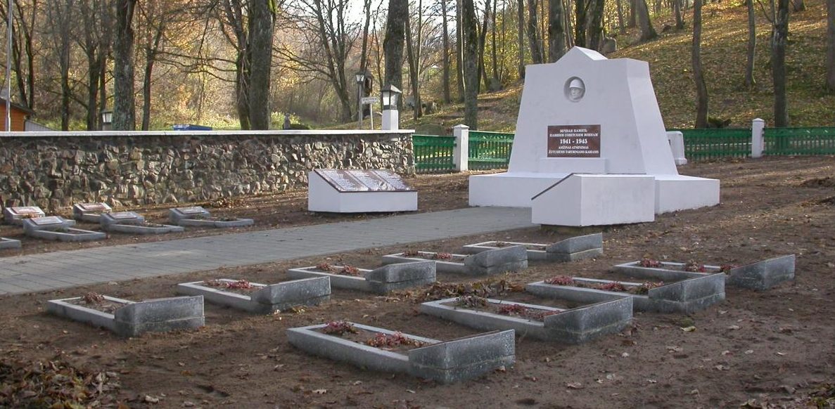 п. Плокщяй Шакяйского р-на. Памятник у дороги Гелгаудишкис–Плокщяй на братской могиле, в которой похоронено 156 воин 5-й армии, в т.ч. 17 неизвестных. 