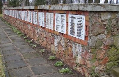 Стена с именами погибших.