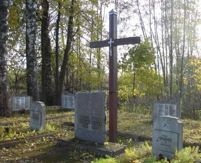 Памятник и крест на воинском кладбище.