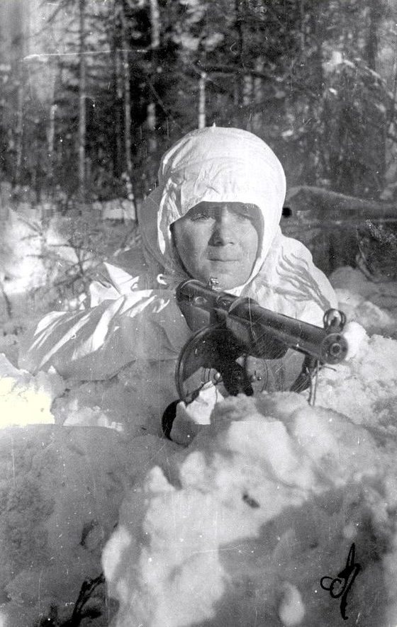 Снайпер А. Калинин на позиции. Ленинградский фронт. Февраль 1942 г.