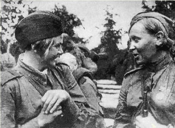 Меньшенина Антонина Филипповна (слева) одержала 16 побед. Осень 1943г.