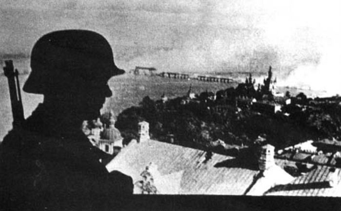 Немецкий часовой на лаврской колокольне. 20 сентября 1941 г. 